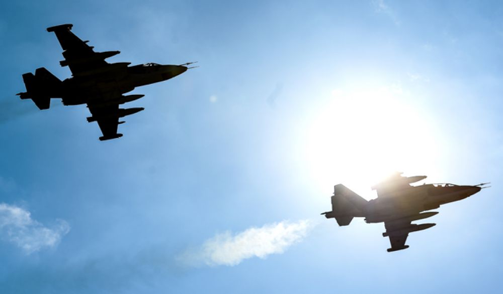 Штурмовики Су-25 во время совместной тренировки групп парадного строя авиации к Параду Победы.