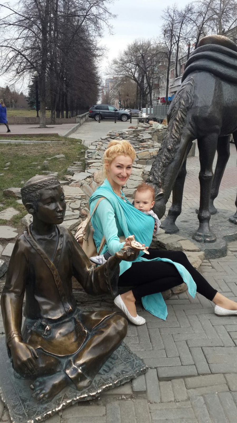 Екатерина и Лев Андреевич (так мама называет сына) гуляют по челябинскому арбату (ул. Кирова), рядом со скульптурой верблюда, символизирущего Великий шёлковый путь.
