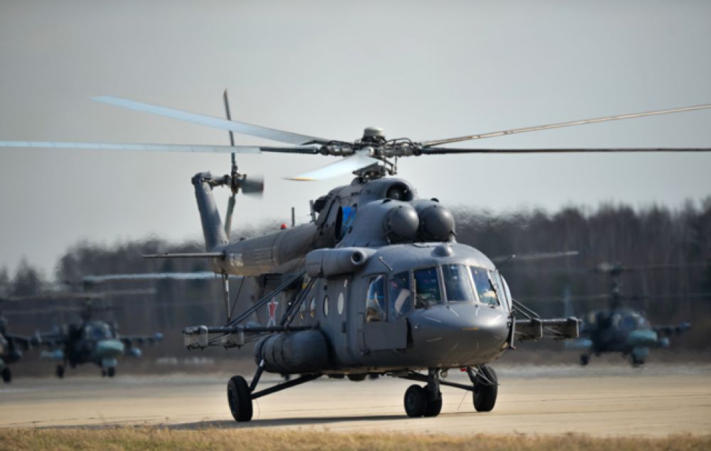 Вертолет Ми-8АМТШ во время совместной тренировки групп парадного строя авиации к Параду Победы.
