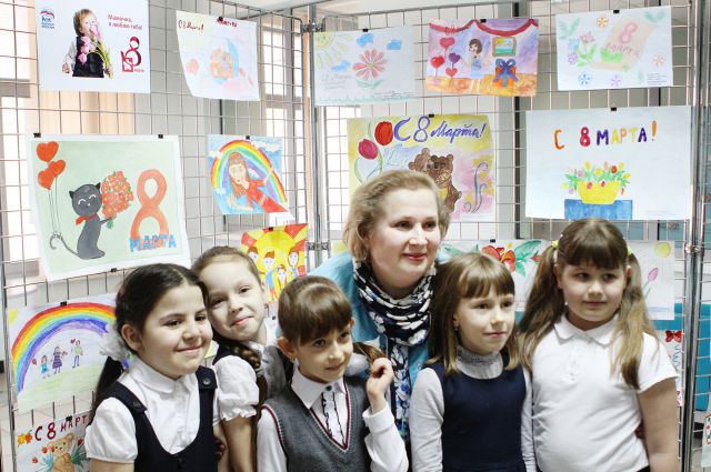 Татьяна Есипова с трепетом вглядывалась в детские рисунки