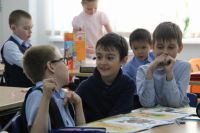 Дима Булаев с одноклассниками на уроке рисования.