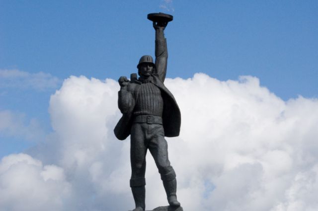 Памятник покорителям Самотлора в Нижневартовске.