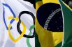 Флаг Олимпиады и флаг Бразилии на торжественной церемонии зажжения Олимпийского огня.