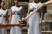 Провели церемонию 11 дев, олицетворяющих собой жриц Олимпийского огня. Главной из них была известная греческая актриса Катерина Леху.
