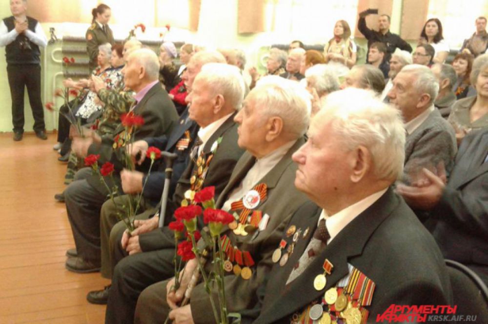 Ветераны на праздничном концерте.