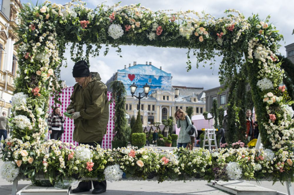 «Садово-цветочная ярмарка» открылась в Столешниковом переулке, а Тверской бульвар превратился в «Бульвар романтиков».