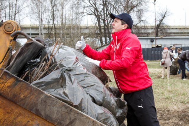 Мэр Казани помог очистить набережную Казанки. 