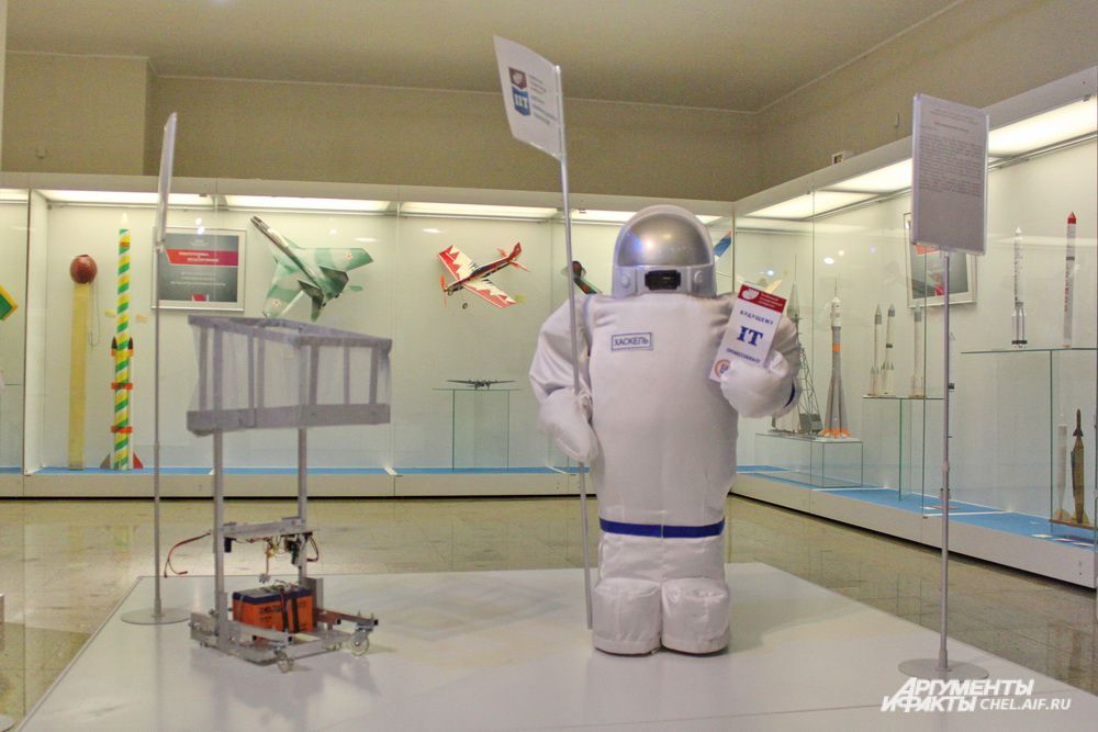 Презентационный робот «Хаскель» и роботизированная система «Умная тележка». 