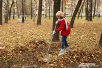 Жители убирали не только мусор, но и прошлогоднюю листву.