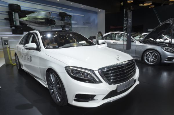 Mercedes-Benz S500 указан в декларации Ирины Соловьевой и Руслана Шарифова.