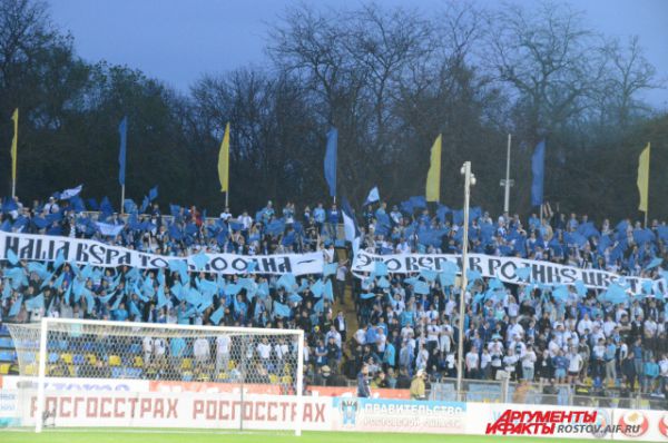 Фанаты «Зенита» заполнили всего два сектора на северной трибуне. В прежние годы их приезжало на матчи в Ростов гораздо больше.
