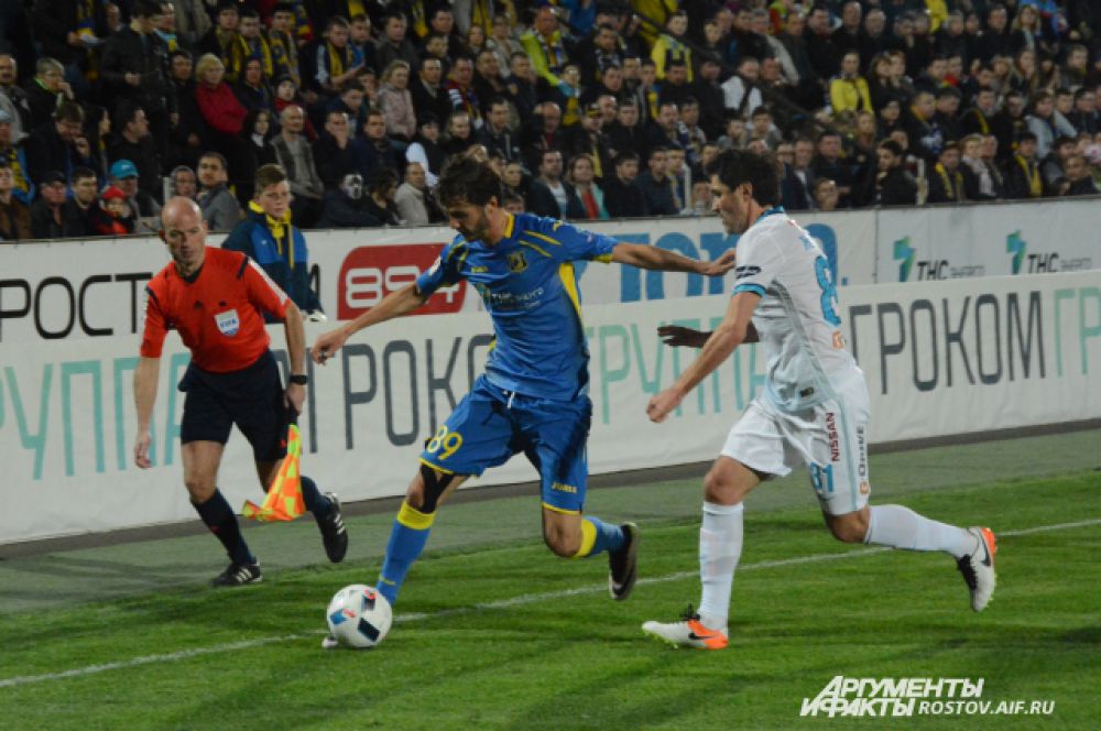 Александр Ерохин, спустя мгновение, забьет чудо-гол в ворота Юрия Лодыгина. 