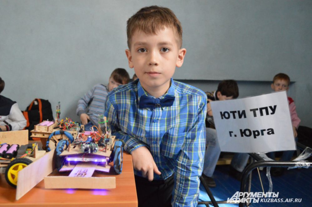 Команда из Юрги отличилась своими деревянными роботами, которые полностью делает с нуля сама – дерево дешевле готового пластмассового набора, один такой робот стоит около 2 тысяч рублей.
