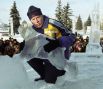 Лидер ЛДПР Владимир Жириновский на международном фестивале ледяной скульптуры «Вьюговей-2001».