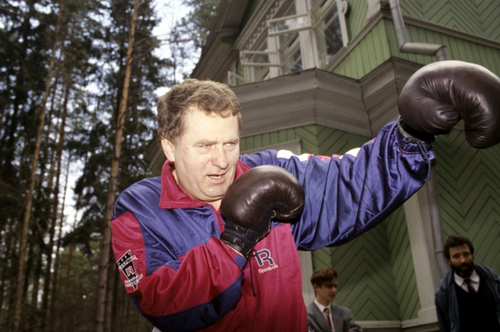 Лидер ЛДПР Владимир Вольфович Жириновский занимается спортом, 1994 год.