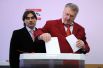 Кандидат в президенты России Владимир Жириновский опускает бюллетень во время голосования на избирательном участке в Москве, 2012 год.