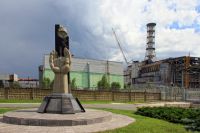 Памятник ликвидаторам Чернобыльской аварии на месте катастрофы.