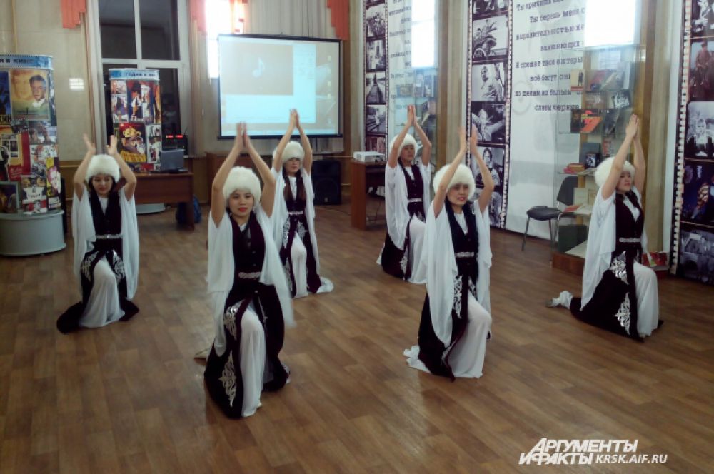 Молодые кыргызки из ансамбля народного танца «АК КУУЛАР» представили танец урожая