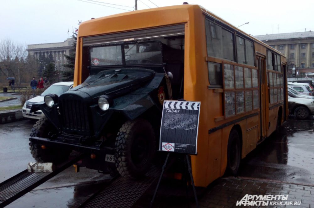 Гостей встречала коллекция советских ретро-автомобилей