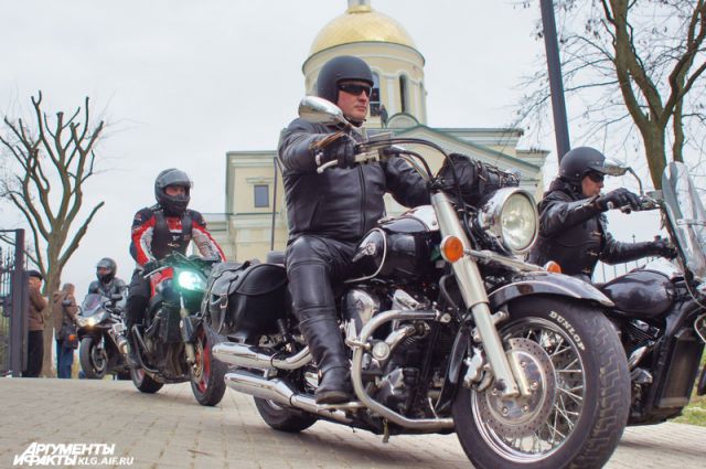 Калининградские байкеры перед открытием сезона освятили мотоциклы.