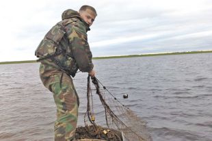 Главная проблема сотрудников рыбоохраны - браконьеры с сетями.