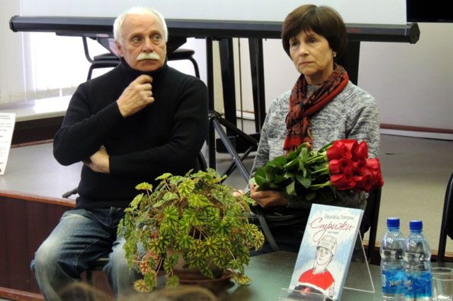 На презентацию книги о сыне пришли родители Ивана Ткаченко.