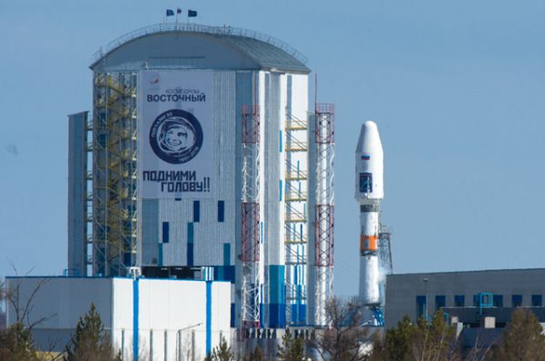 Ракета-носитель «Союз-2.1а» с российскими космическими аппаратами «Ломоносов», «Аист-2Д» и наноспутником SamSat-218 на стартовом комплексе космодрома «Восточный».