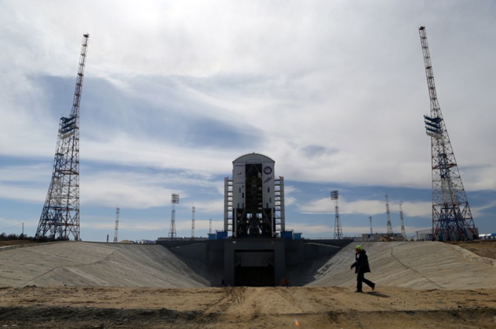 Ракета-носитель «Союз-2.1а» с российскими космическими аппаратами «Ломоносов», «Аист-2Д» и наноспутником SamSat-218 на стартовом комплексе космодрома «Восточный».