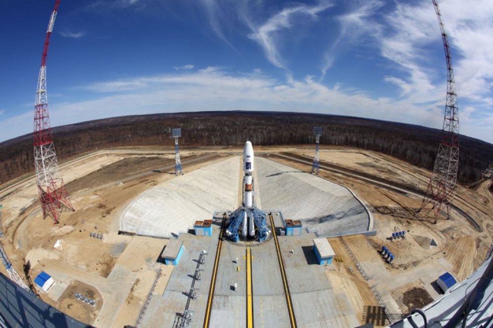 Ракета-носитель «Союз-2.1а» с российскими космическими аппаратами «Ломоносов», «Аист-2Д» и наноспутником SamSat-218 на стартовом комплексе космодрома «Восточный».