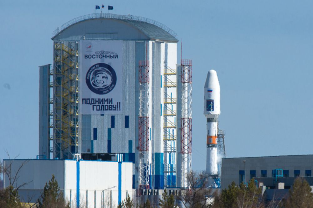 Ракета-носитель «Союз-2.1а» с российскими космическими аппаратами «Ломоносов», «Аист-2Д» и наноспутником SamSat-218 на стартовом комплексе космодрома «Восточный».