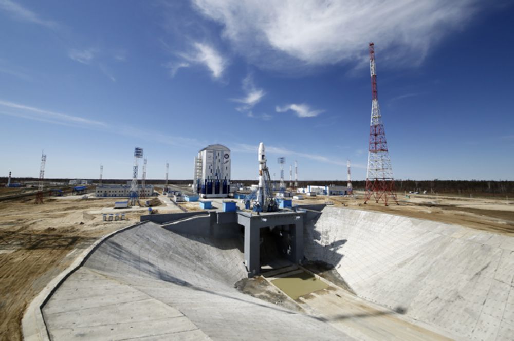 Ракета-носитель «Союз-2.1а» с российскими космическими аппаратами «Ломоносов», «Аист-2Д» и наноспутником SamSat-218 на стартовом комплексе космодрома «Восточный».