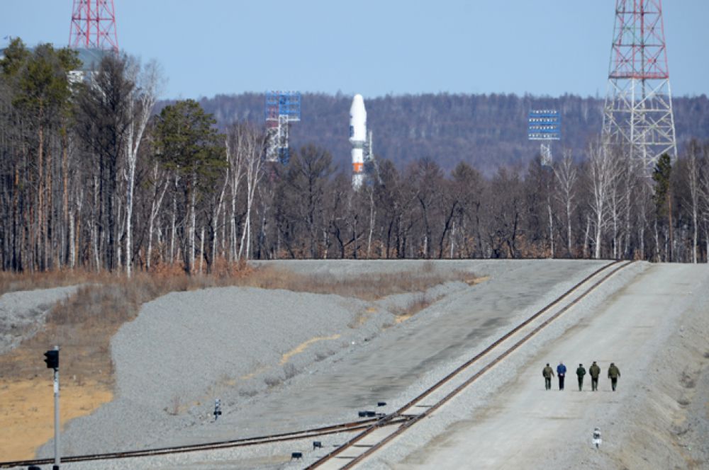 Ракета-носитель «Союз-2.1а» с тремя российскими спутниками «Ломоносов», «Аист-2Д» и SamSat-218 на космодроме «Восточный».