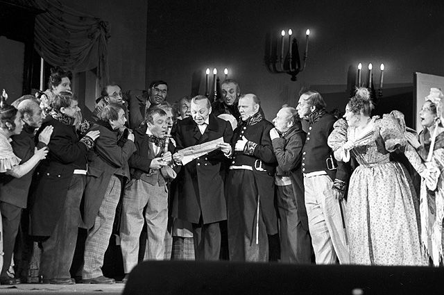 Сцена из спектакля «Ревизор» Н. В. Гоголя в постановке Центрального театра Советской Армии. 1952 год.