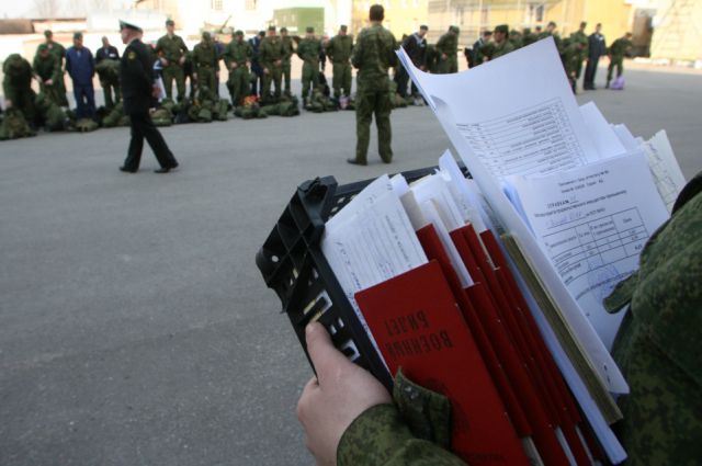 Калининградских призывников торжественно проводят на военную службу.