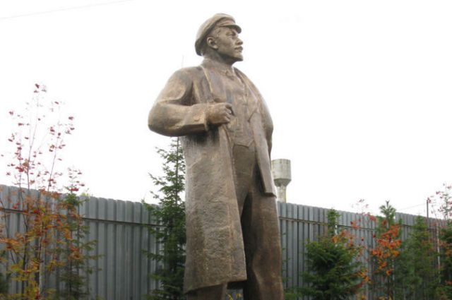 На данный момент памятник Ленину находится на частной территории.