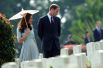 13 сентября 2012 года. Поездка в Сингапур. Принц Уильям и герцогиня Кэтрин отдают дань памяти погибшим в годы войны.