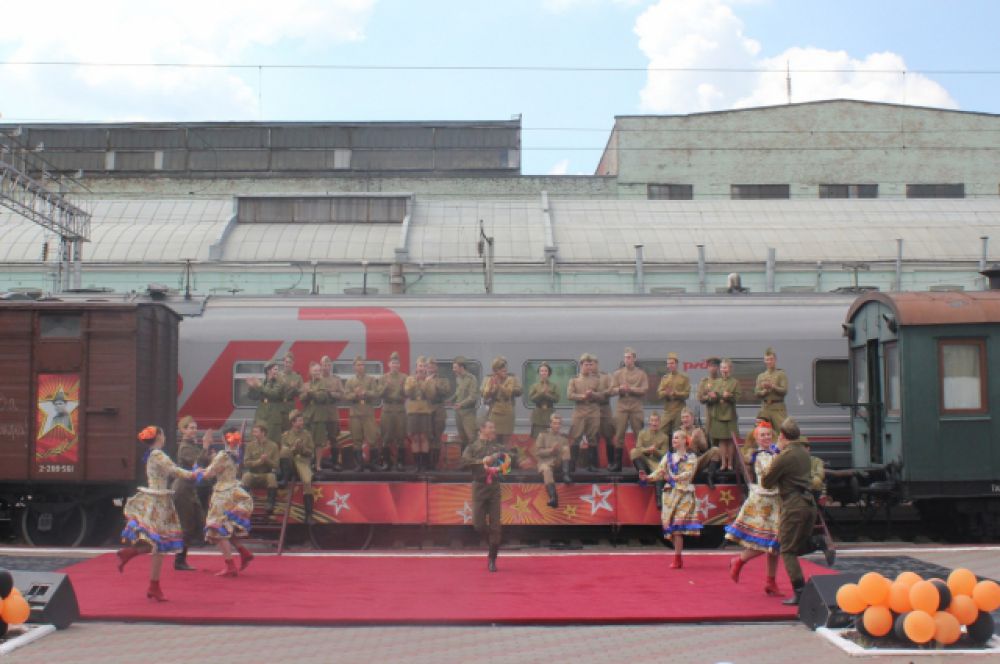 В путь ретро-поезд отправился 18 апреля. 19 апреля его встречали на станции Миллерово, на перроне которой состоялся первый в этом году концерт агитбригады. Далее было еще 9 театрализованных представлений на станциях Ростовского, Краснодарского и Минераловодского регионов Северо-Кавказской дороги. Ростов стал конечной остановкой в маршруте этого года, где прошло торжественное мероприятие.