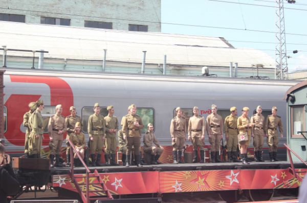  Праздничный концерт «Победа во имя живущих» состоялся прямо на платформе ретро-поезда с участием творческих коллективов железнодорожников.