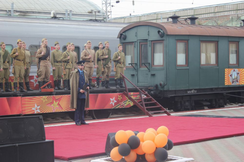 Артисты в советской военной форме читали стихи поэтов-фронтовиков, настоящие солдатские письма, пели песни, посвященные Великой Отечественной войне.