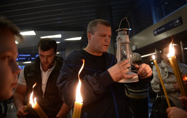 Верующие на церемонии встречи Благодатного огня в аэропорту «Внуково».