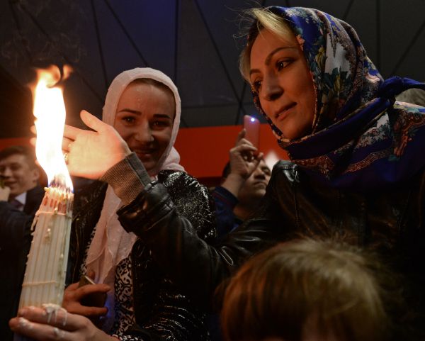 Верующие на церемонии встречи Благодатного огня в аэропорту «Внуково».