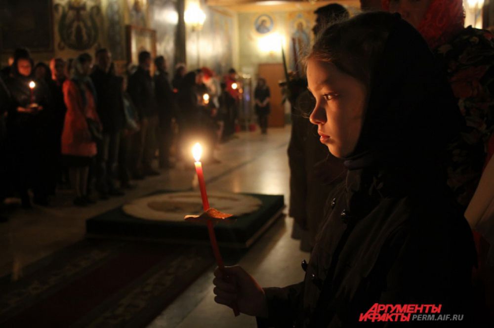 Многие пришли на праздничную церковную службу с детьми.
