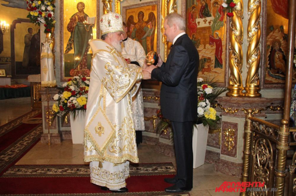 Митрополит Пермский Мефодий и губернатор Пермского края Виктор Басаргин обменялись традиционными подарками - пасхальными яйцами.