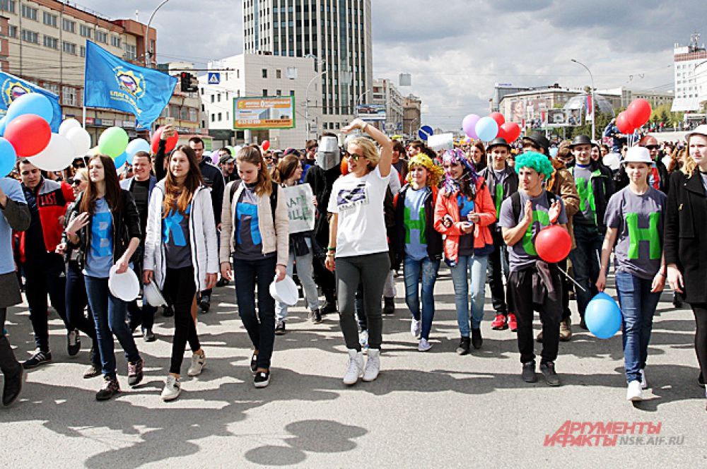 Впервые в этом году в Новосибирске прошла акция «Всешествие». С музыкой и в разных костюмах яркая колонна прошла по Октябрьской магистрали.