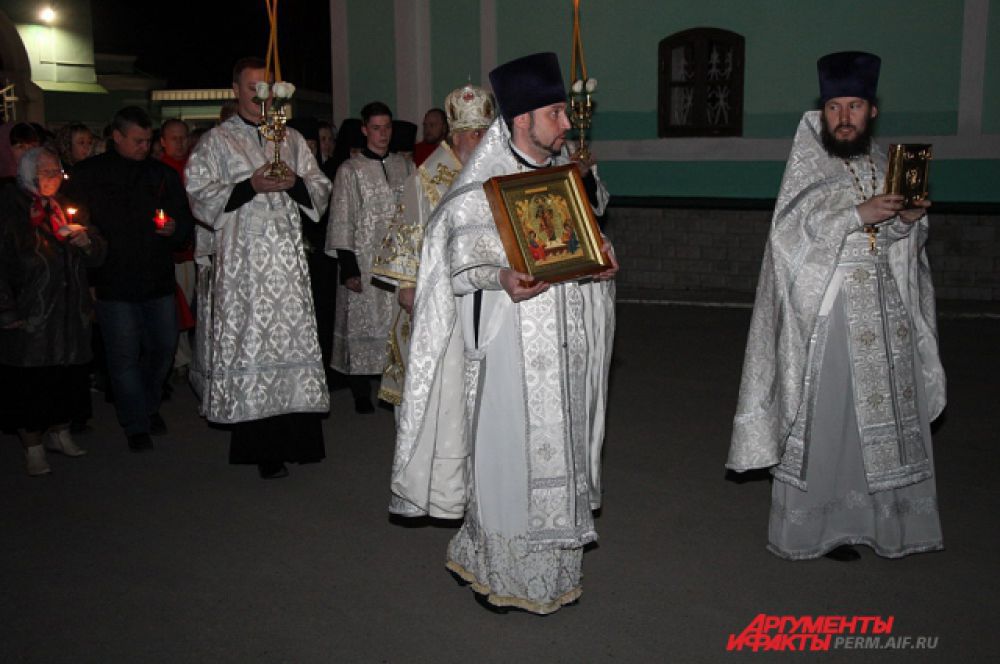 Во время Крестного хода церковные служители несли самые главные иконы и хоругви.