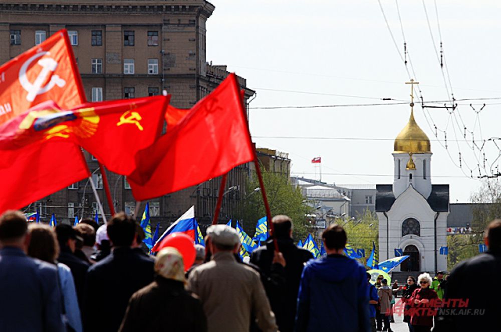 Одно шествие сменяло другое в Новосибирске. И многие удивлялись: сегодня первомай или Пасха?