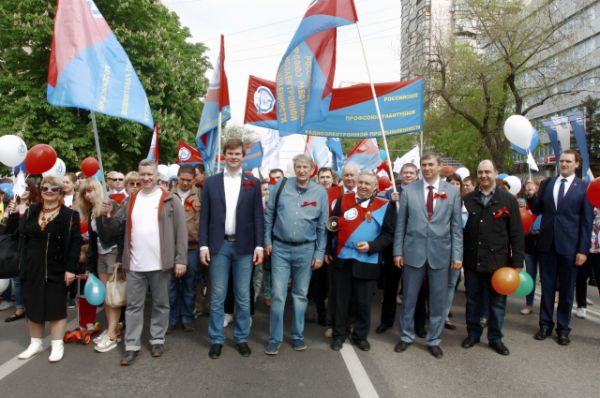Во главе разноцветной колонны – знаменосцы с российскими триколорами, знамёнами Ростовской области и Федерации профсоюзов Ростовской области. 