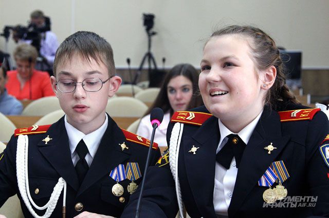 Вице-младший сержант Касьянов и вице-младший сержант Егорова участвовали в параде в 2015 г.