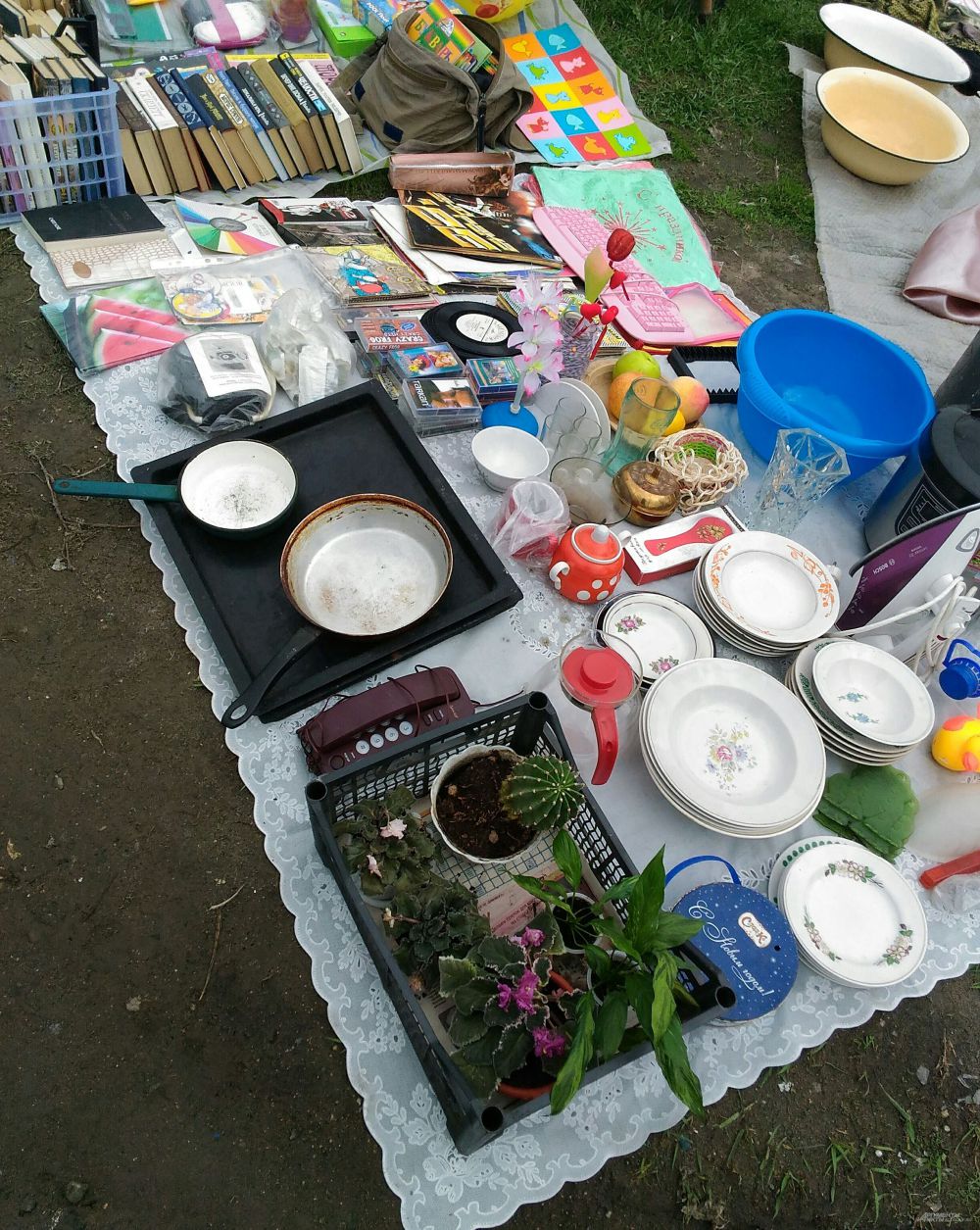Здесь продают много посуды, чаще - советского образца.