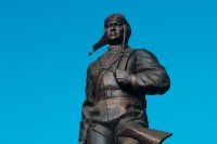 Памятник Алексею Маресьеву, установленный на его родине, в городе Камышине.